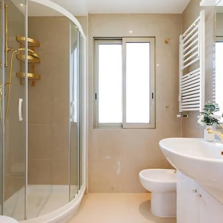 Floor 2 Beds 2baths