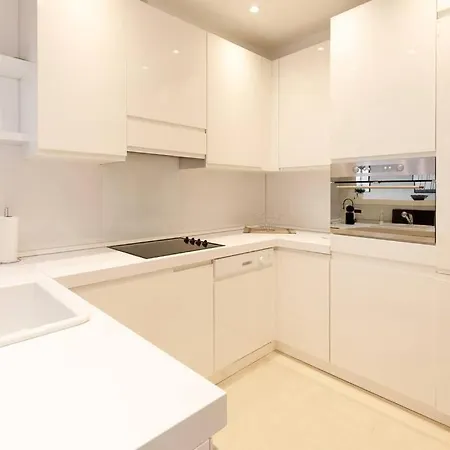 Floor 2 Beds 2baths